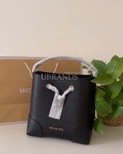 Load image into Gallery viewer, Michael kors medium bucket bag
