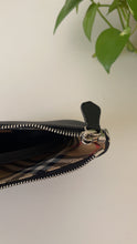 Load image into Gallery viewer, Damage : Burberry crossbody bag
