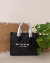 Load image into Gallery viewer, Michael kors small tote bag black sig
