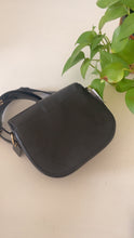 Load image into Gallery viewer, Damage : Coach crossbody bag black
