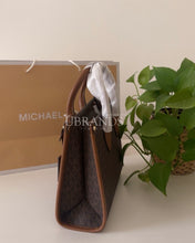 Load image into Gallery viewer, Michael kors small bag
