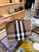 Load image into Gallery viewer, PreOrder Burberry london tote bag
