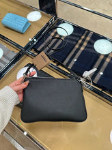 Load image into Gallery viewer, Damage : Burberry crossbody bag

