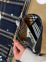 Load image into Gallery viewer, Damage : Burberry crossbody bag
