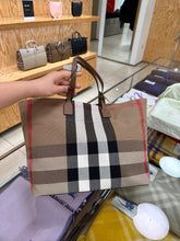 Load image into Gallery viewer, PreOrder Burberry london tote bag
