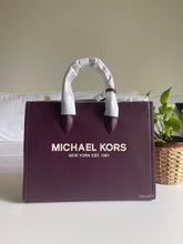 Load image into Gallery viewer, Michael kors medium tote bag
