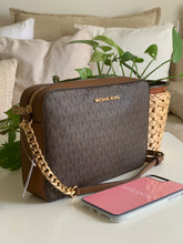 Load image into Gallery viewer, Michael kors jet set crossbody bag
